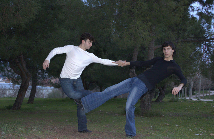 Dos chicos bailando