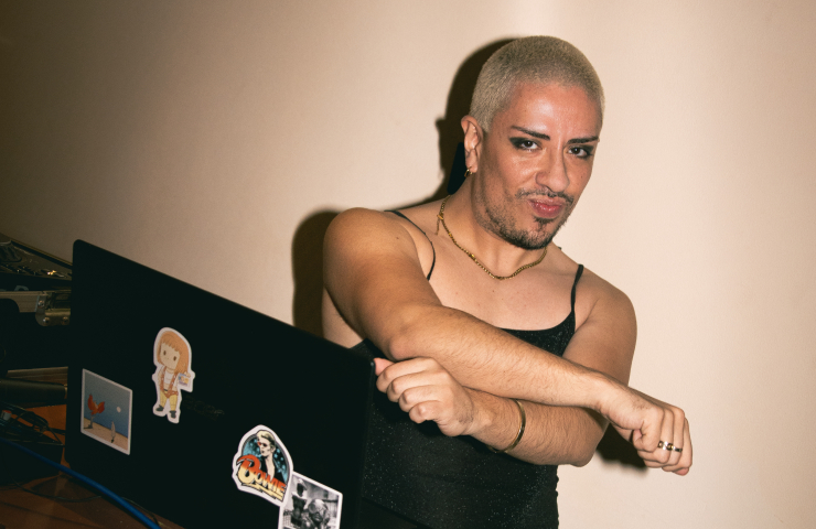 foto del artista DJ, pelo rapado rubio platino, ojos maquillados de negro