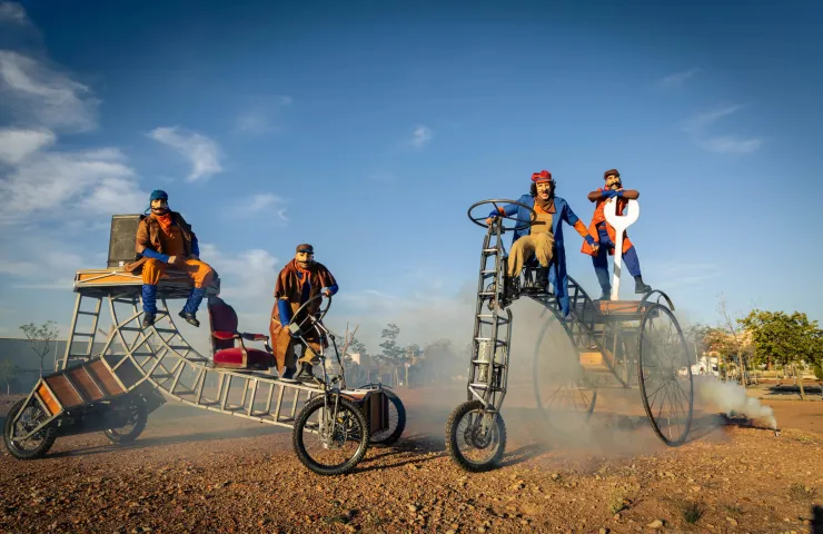 bicis giganes con escaleras y cuatro personas disfrazadas encima