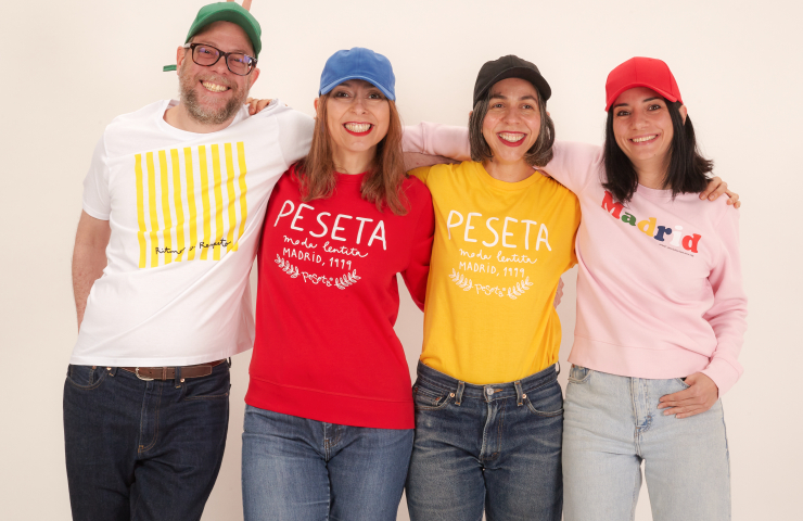 Cuatro personas con gorra sonriendo