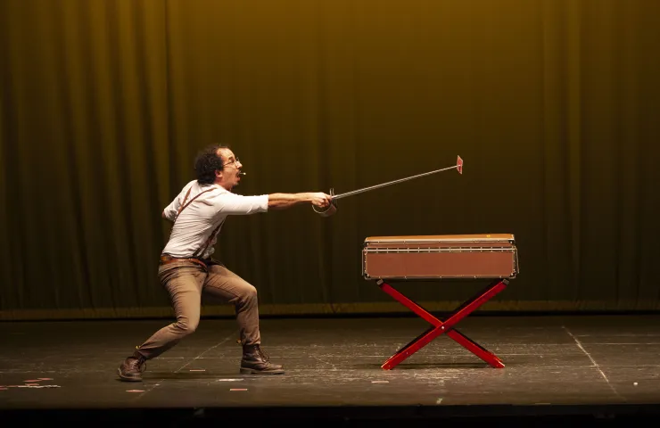Un mago en un escenario